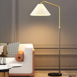 آباژور ایستاده کنار مبلمانی مدرن