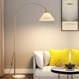 قیمت آباژور ایستاده کنار مبل چوبی