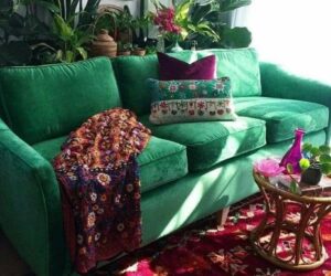 دکور مبل سبز و فرش قرمز