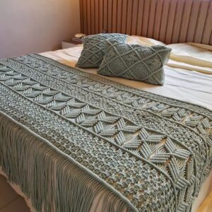 شال روی تخت خواب